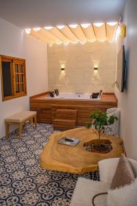 Eco Apartamento Crudo في خاردين: غرفة معيشة مع حوض وطاولة مع نبات