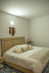 a bedroom with a bed with white sheets at Eco Apartamento Crudo in Jardin