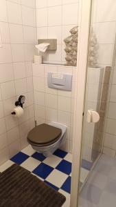 baño con aseo con tapa negra en Apart of "MET" en Mellrichstadt