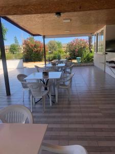 een terras met tafels en stoelen en een keuken bij MİNA GRAND HOTEL in Kemer