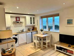 Η κουζίνα ή μικρή κουζίνα στο 'Dartmouth View' appartment in Kingswear +19 φωτογραφίες