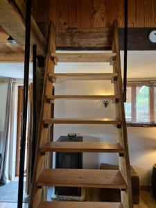 un conjunto de escaleras de madera en una habitación en Les Vergers d'Epona "Fremifontaine VOSGES" en Frémifontaine