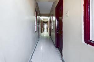 ein leerer Flur eines Gebäudes mit einem langen Korridor in der Unterkunft OYO Flagship Hotel Unique in Shimla
