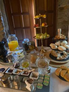 una mesa con diferentes tipos de comida y bebida en Casa dos Araújos, en Frechas