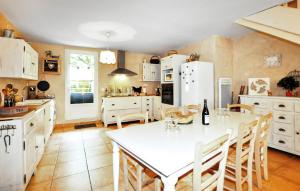 Dapur atau dapur kecil di Cozy Home In Saint-Jean-Du-Bruel