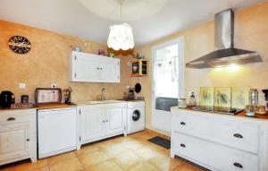 Dapur atau dapur kecil di Cozy Home In Saint-Jean-Du-Bruel