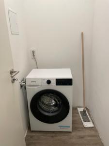 uma máquina de lavar roupa com uma tigela dentro em Wunderschöne Unterkunft in Leipzig em Taucha
