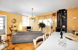 uma sala de estar com um sofá e uma mesa em Gorgeous Home In Saint-jean-du-bruel With Kitchen em Saint-Jean-du-Bruel