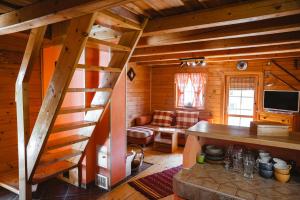 salon ze schodami w drewnianym domku w obiekcie Chata JÚLIA w mieście Vernár