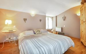 um quarto com uma cama grande e uma janela em Gorgeous Home In Saint-jean-du-bruel With Kitchen em Saint-Jean-du-Bruel