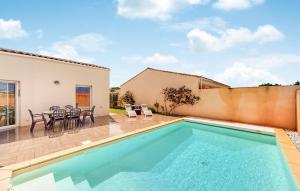 una piscina con patio, mesa y sillas en Lovely Home In Saint-Georges-De-Didon, en Saint-Georges-de-Didonne 24 fotos más