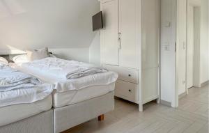 Ένα ή περισσότερα κρεβάτια σε δωμάτιο στο 2 Bedroom Awesome Home In Dassow