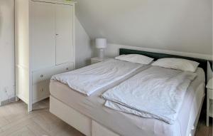 Ένα ή περισσότερα κρεβάτια σε δωμάτιο στο 2 Bedroom Awesome Home In Dassow