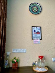 Certificate, award, sign, o iba pang document na naka-display sa Guest House Emily