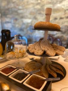 uma bandeja de pão e outros alimentos sobre uma mesa em Casa dos Araújos em Frechas