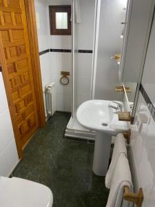 A bathroom at Hotel Rural Camino Medulas