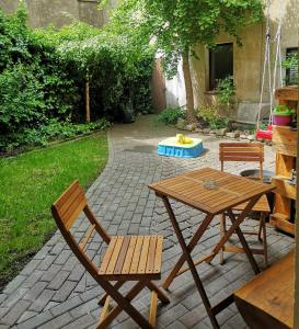 d'une terrasse avec une table et deux chaises. dans l'établissement Gemütliche Ferienwohnung, à Torgau