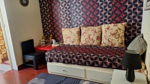 Schlafzimmer mit einem Bett und einem roten Tisch in der Unterkunft Casa de Férias in Tarrafal