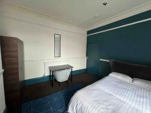 Koupelna v ubytování Comfortable Room in Shared Sheffield Detached House - Room 2