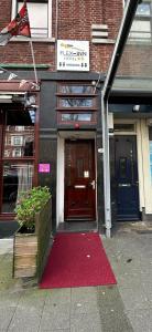 鹿特丹的住宿－Flex-Inn，建筑前的红色地毯