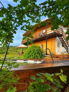 una casa con una escalera que conduce a ella en Villa & Apartments Cityview Ohrid, en Ohrid