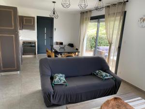 salon z kanapą i stołem w obiekcie Brindingaccia w mieście Propriano +9 zdjęć