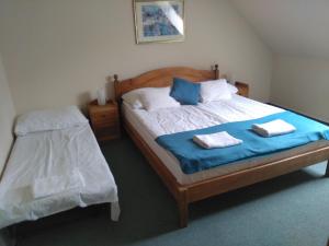 um quarto com uma cama com duas toalhas em Bényei Fogadó Panzió és Étterem em Erdobénye