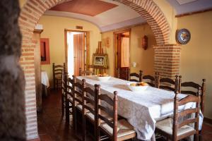 ein Esszimmer mit einem Tisch und Stühlen in der Unterkunft CASA RURAL La Moranta in Herguijuela