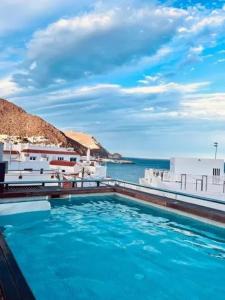una piscina con vistas al océano en Hotel Cala Arena, en San José