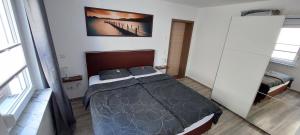 1 dormitorio con 1 cama en una habitación en Ferienwohnung zum Ruppberg, en Zella-Mehlis