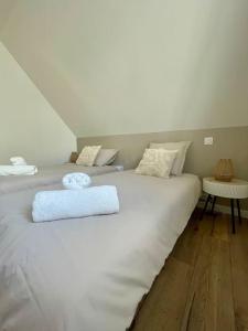 Een bed of bedden in een kamer bij -Ty Léodele- maison Concarneau