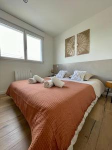 een slaapkamer met een groot bed en 2 ramen bij -Ty Léodele- maison Concarneau in Concarneau