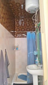 y baño con lavabo, aseo y ducha. en Casa de Férias en Tarrafal
