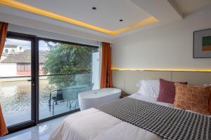 Tongli Slowlife River View Inn客房内的一张或多张床位