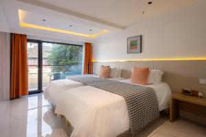 Tongli Slowlife River View Inn客房内的一张或多张床位