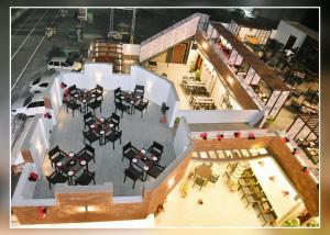una vista sul soffitto di un ristorante con tavoli e sedie di MZ Hotel and Restaurant Sukkur a Kalar Goth