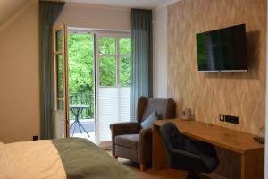 ein Hotelzimmer mit einem Bett, einem Schreibtisch und einem Stuhl in der Unterkunft DZ/EZ Lodberger Scheunencafe in Löningen