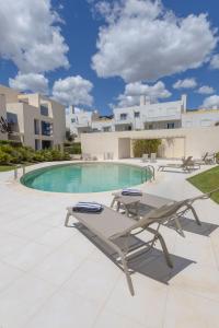 een patio met een picknicktafel en een zwembad bij Casas do Forte Sun 4pax by Portugal Hideaway in Cabanas de Tavira