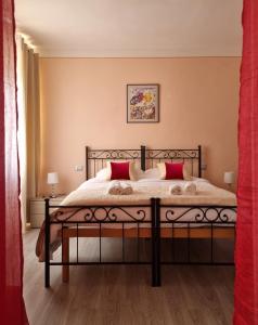 1 dormitorio con 1 cama grande con almohadas rojas en Sweet Dream en Passignano sul Trasimeno