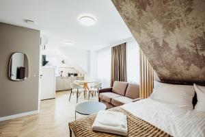 a bedroom with a bed and a living room at Luksusowe apartamenty przyjazne dla rodzin - zwierzęta akceptowane - budynek A in Podgórzyn