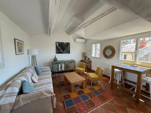 - un salon avec un canapé et une table dans l'établissement 2 pièces climatisé en duplex avec terrasse, à Aix-en-Provence
