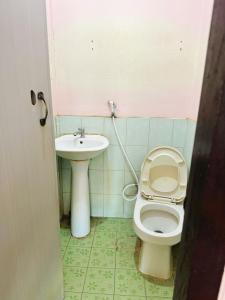 ein Bad mit einem WC und einem Waschbecken in der Unterkunft OYO 75489 Leelawadee NonPho Resort (Amnatcharoen) in Amnat Charoen