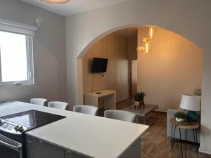 ein Wohnzimmer mit einem Tisch und Stühlen in der Unterkunft La Mona Suites - 3 Bedroom Full Kitchen Suite in San Juan