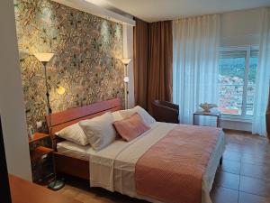 pokój hotelowy z łóżkiem i oknem w obiekcie Villa Bellevue w mieście Vis