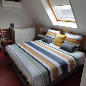 Schlafzimmer mit einem Kingsize-Bett und einem Fenster in der Unterkunft La Nostra casa in Alblasserdam