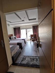 Postel nebo postele na pokoji v ubytování swiss hotel downtown
