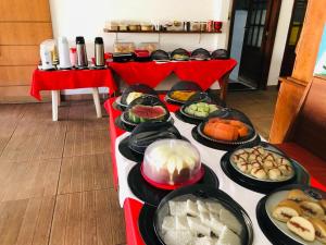 Hotel Pousada Salvador Paradise في لورو دي فريتاس: طاولة عليها أنواع مختلفة من الطعام