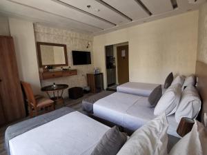 Postel nebo postele na pokoji v ubytování swiss hotel downtown