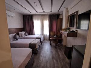 Postel nebo postele na pokoji v ubytování swiss hotel downtown