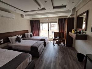Postel nebo postele na pokoji v ubytování swiss hotel downtown